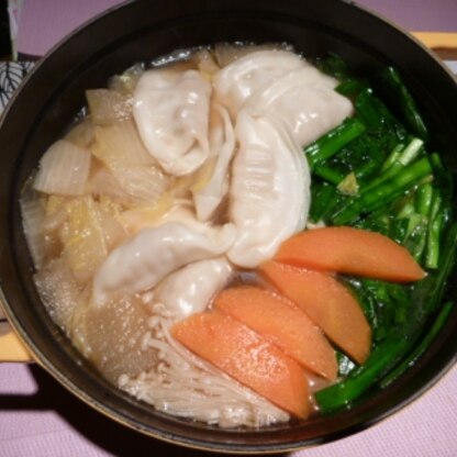 こんにちわ♪水餃子用の餃子で作りました☆
疲れていて手抜きしたい時に、市販の餃子は便利ですね (^_^)
しかも誰も手抜きとは思わない！美味しかった☆ゴチ様ね♥